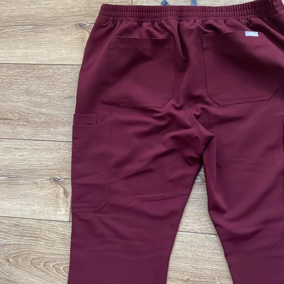 Figs womens Yolo skinny scrub pants burgundy Size M - Picture 4 of 7